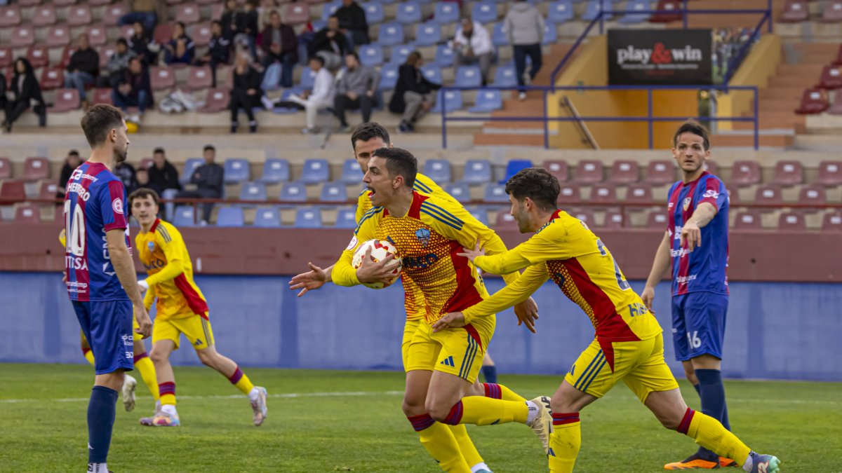 Fran Pérez s’endú la pilota després de marcar el gol que suposava l’1-1 i que iniciaria la remuntada del Lleida. . - JORDI ECHEVARRIA