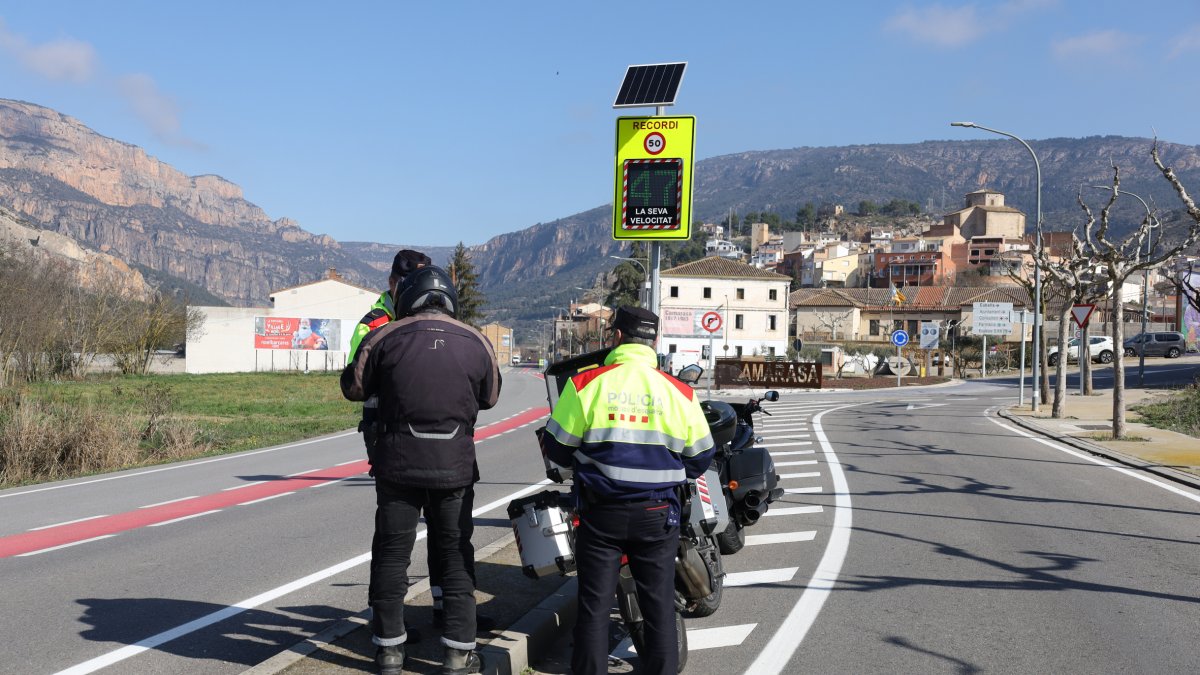 Un control de los Mossos ayer en la C-13, en las inmediaciones de Camarasa. - I. GÓMEZ