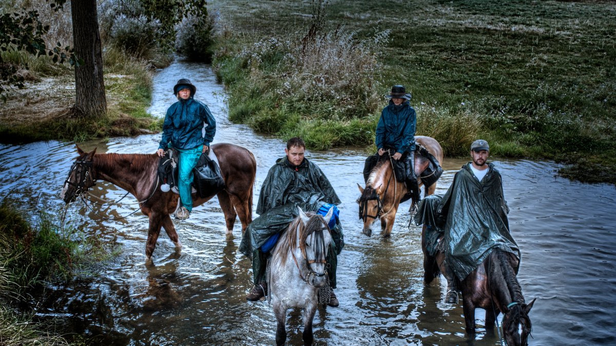 Pelegrins a cavall sota la pluja. Entre el Burgo Ranero i Reliegos (Lleó)