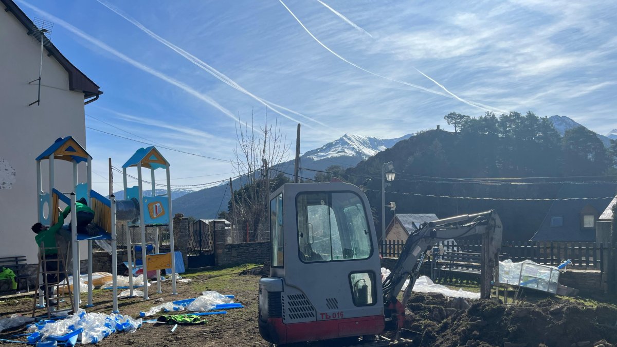 Er Ajuntament de Vilamòs renauís eth parc infantil e installe naui jòcs.