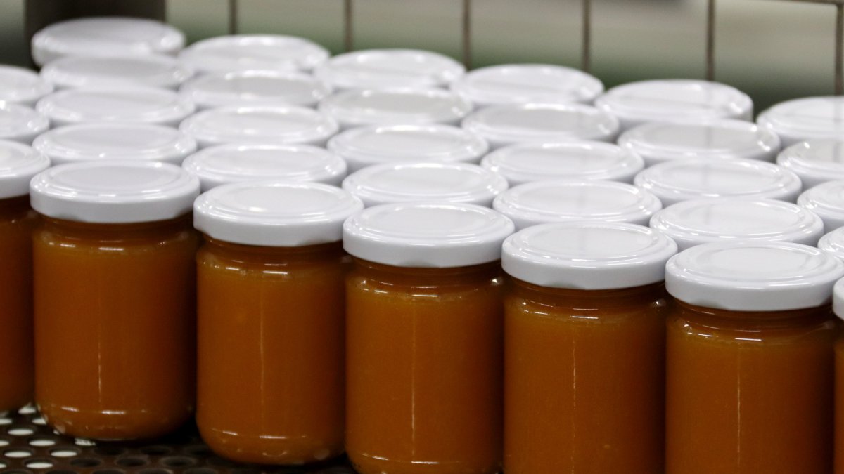 Botes de mermelada de la fundación Espigoladors hechos con comida salvada del despilfarro.