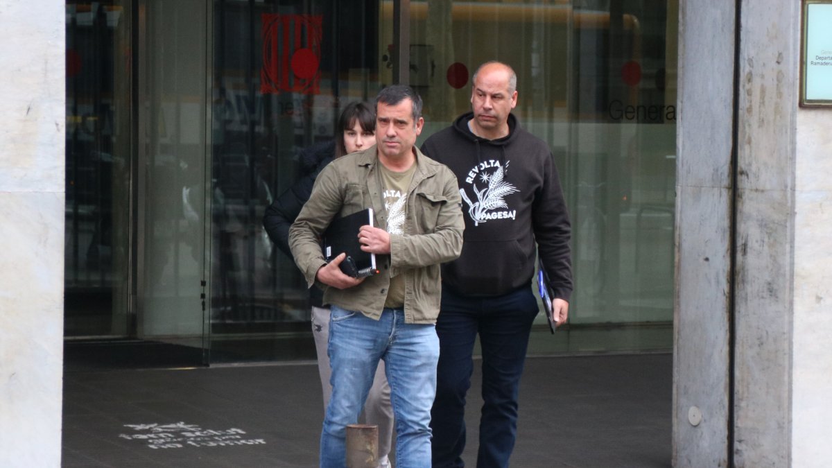 La sortida dels membres del Gremi de la Pagesia Catalana després de la reunió a la seu del Departament d'Agricultura, Ramaderia, Pesca i Alimentació.