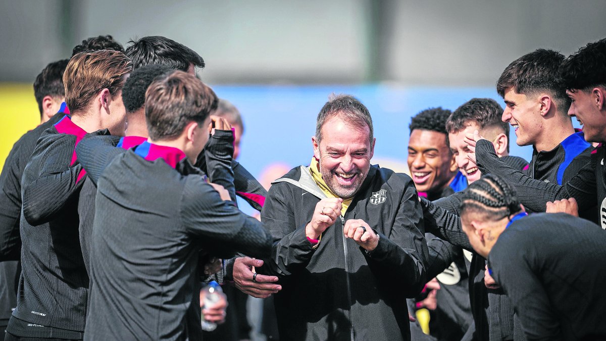 Els jugadors fan el passadís a Hansi Flick, que ahir va complir 60 anys. - FC BARCELONA