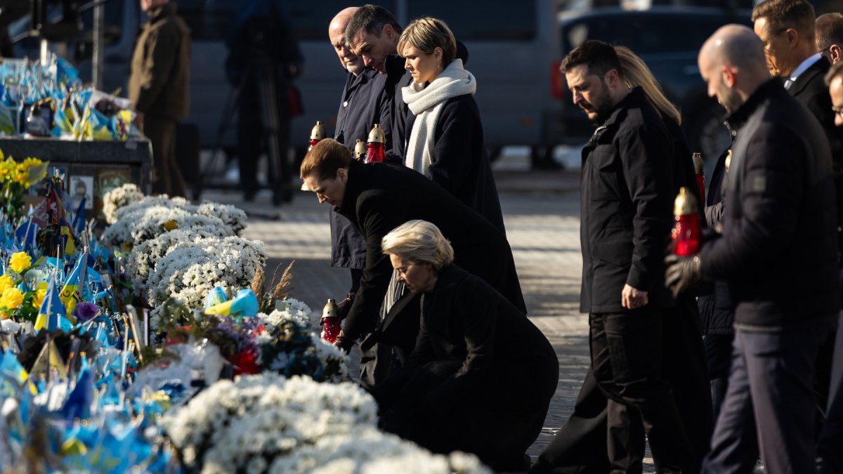 Los líderes europeos rinden homenaje a los soldados caídos en el tercer aniversario del conflicto. - JOSEP MARIA CURRIÀ