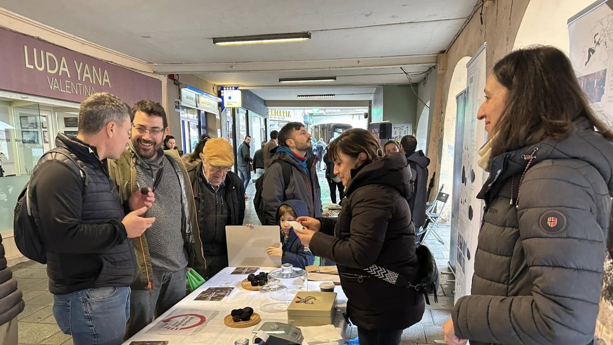 La jornada va comptar amb un petit mercat de productes de caça.