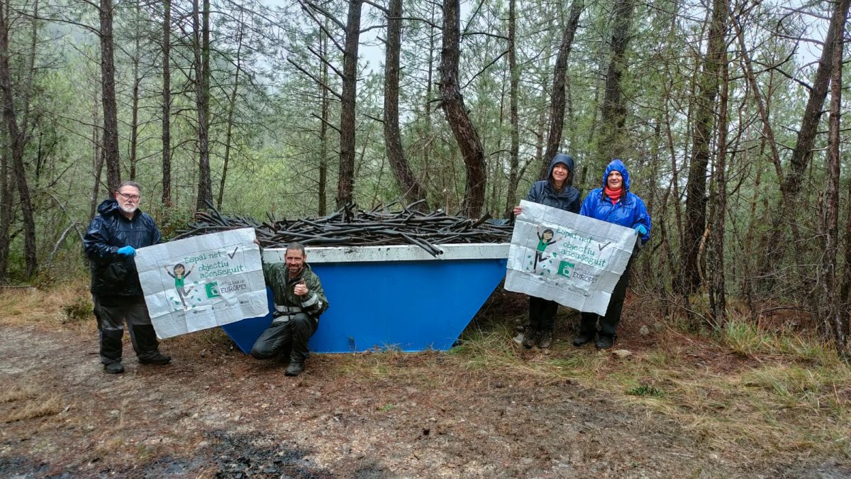 Los voluntarios trabajaron bajo la lluvia. - PER UNA CATALUNYA NETA
