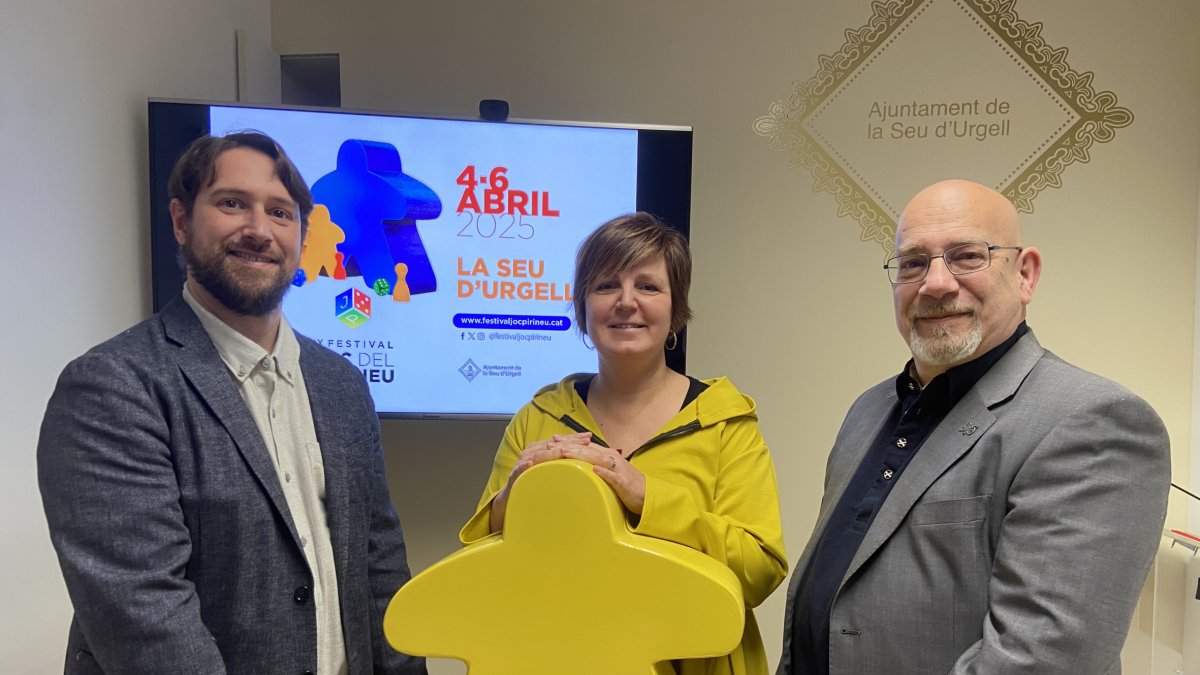 Els directors del festival, Marc Travé i Pablo Giménez, amb la tinenta d’alcalde, Gemma To. - A.L.S.U.