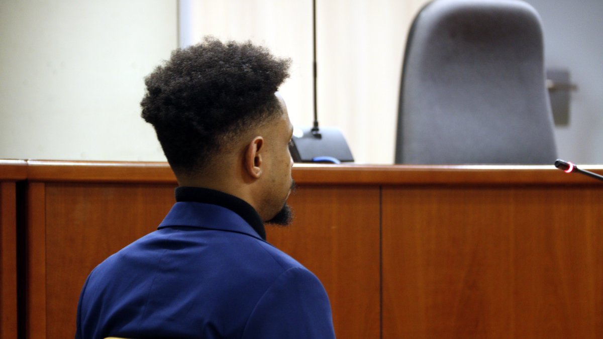 El acusado de intentar matar a un hombre clavándole una navaja en un pub de Tàrrega, en el banquillo de los acusados de la Audiencia de Lleida.