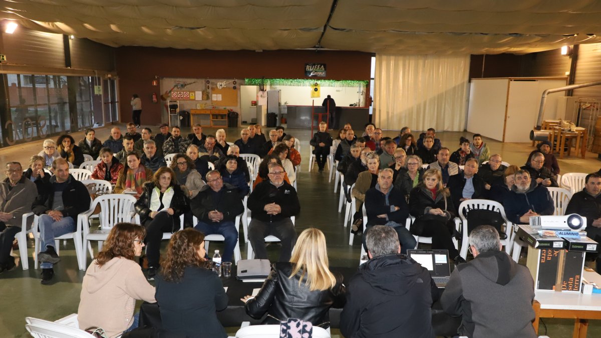 La Paeria va fer ahir una reunió informativa amb els veïns de l’Horta per explicar les seues al·legacions. - MAGDALENA ALTISENT