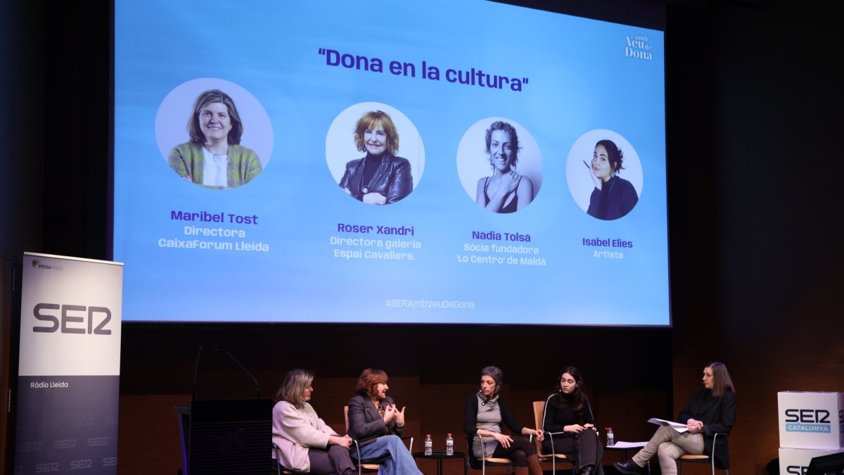 Un moment de la taula redona sobre la dona en la cultura, ahir a CaixaForum Lleida. - AMADO FORROLLA