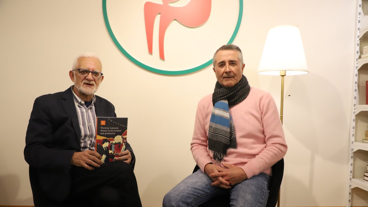 L’autor, Vicenç Lozano, ahir a la llibreria Caselles de Lleida amb el periodista Josep Maria Sanuy. - MAGDALENA ALTISENT