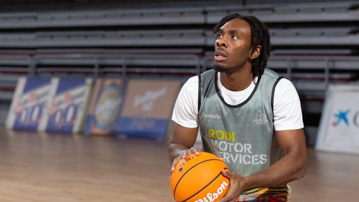 James Batemon, durant l’entrenament d’ahir amb l’Hiopos. - FORÇA LLEIDA