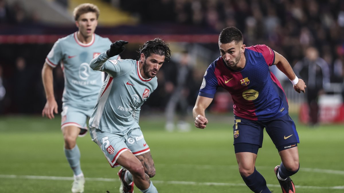 Ferran Torres intenta superar un jugador de l’Atlètic de Madrid. - EUROPA PRESS