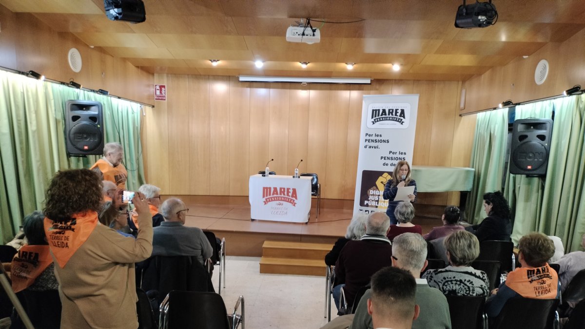 La Marea Pensionista de Lleida organizó ayer una charla en el Ateneu Popular de Ponent. - T.CONTRERAS