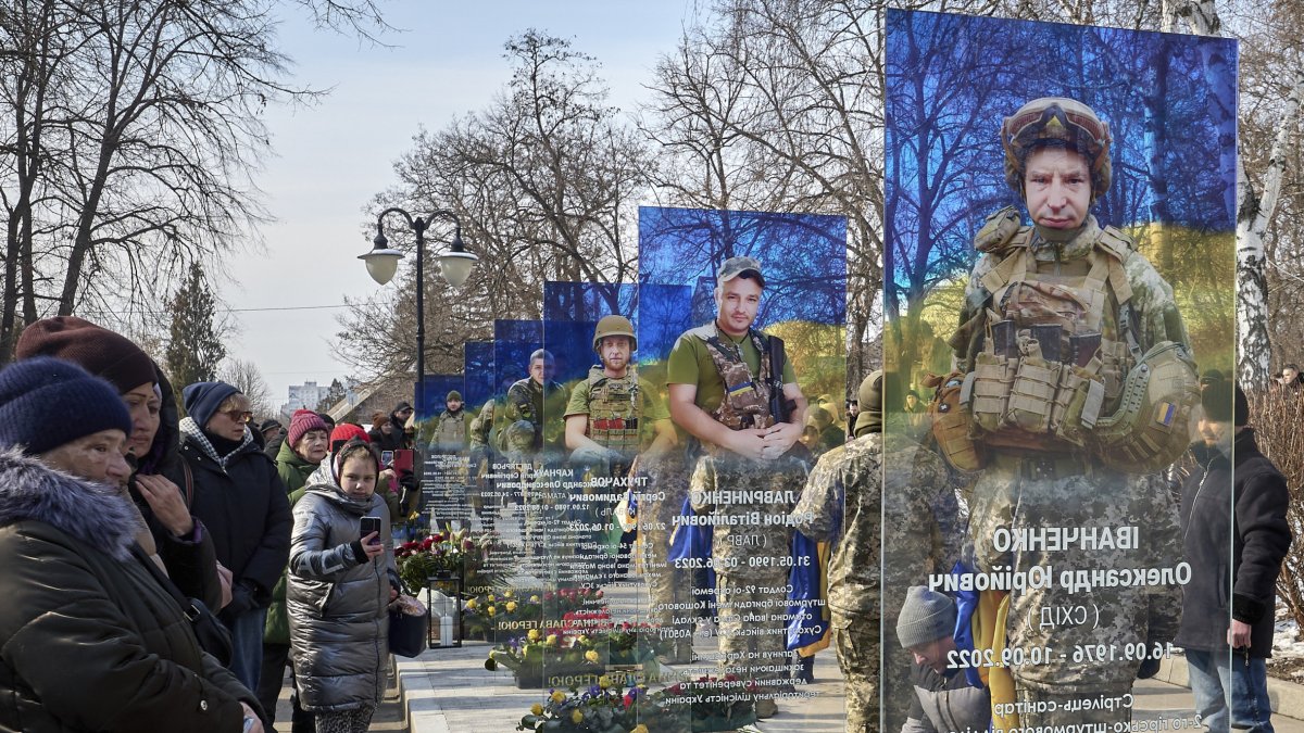 Cerimònia d’obertura del Carreró de la Memòria als Defensors Caiguts a Kulinitxi (Khàrkiv). - EFE/EPA/SERGEY KOZLOV