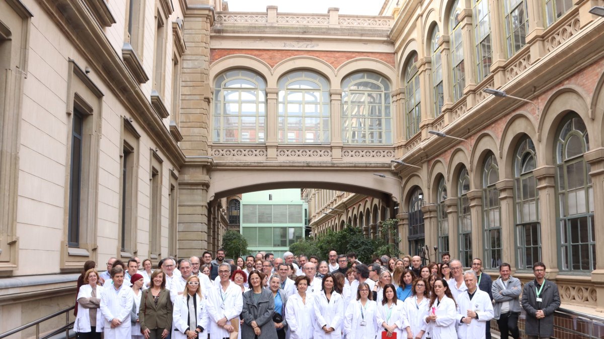 Foto de familia de profesionales del Hospital Clínic con motivo del aniversario de la pandemia. - LAURA FÍGULS/ACN
