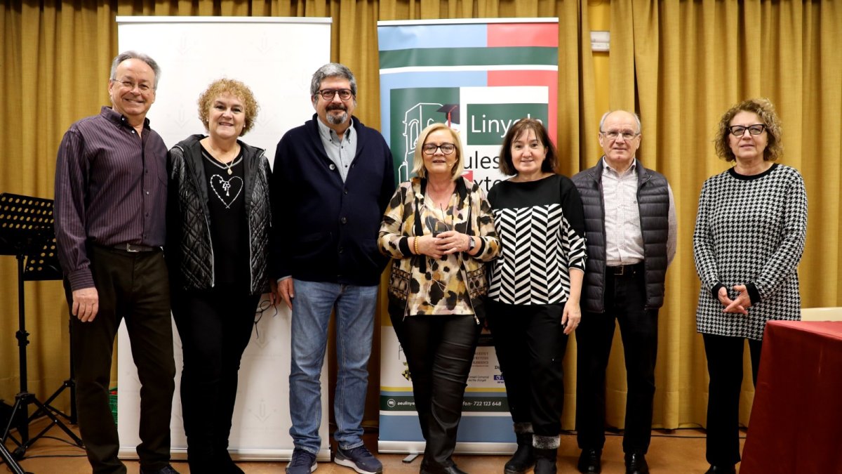 Anna Gómez, al centre, amb la junta de les Aules. - A.LINYOLA