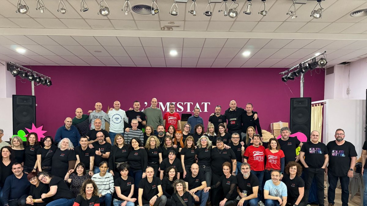 Calçotada comarcal i tatuatges amb el logo de la Colla del 74