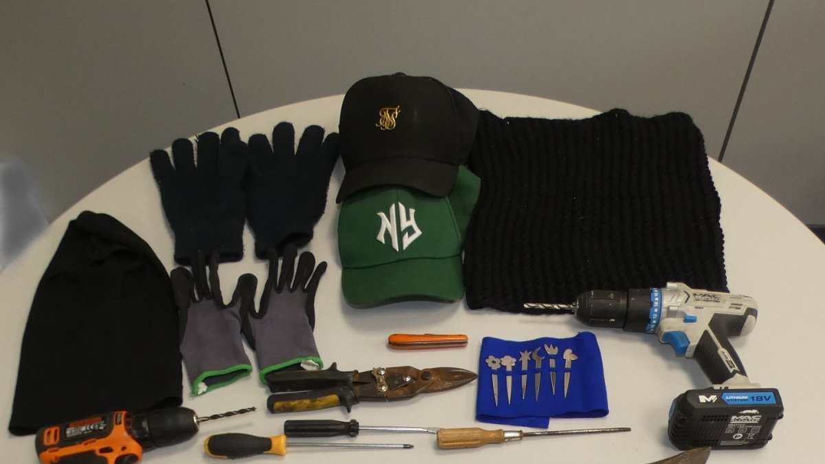 Eines i objectes confiscats als detinguts. - MOSSOS D’ESQUADRA