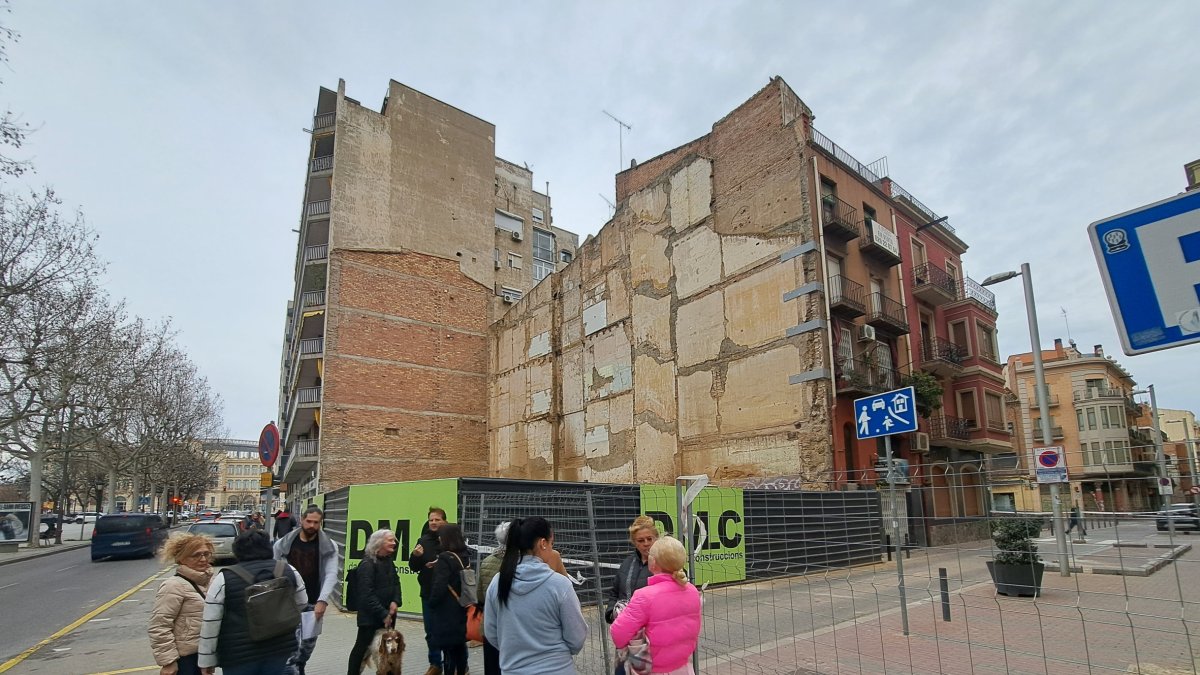 Miembros de entidades animalistas se concentraron delante del bloque para que rescaten dos gatos. - SCD