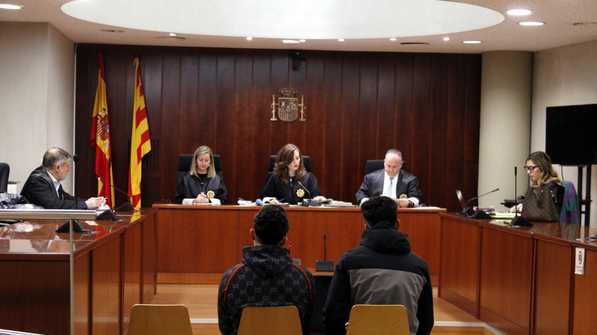 Els dos joves condemnats per vendre drogues a Mollerussa, durant la vista de conformitat a l'Audiència de Lleida.