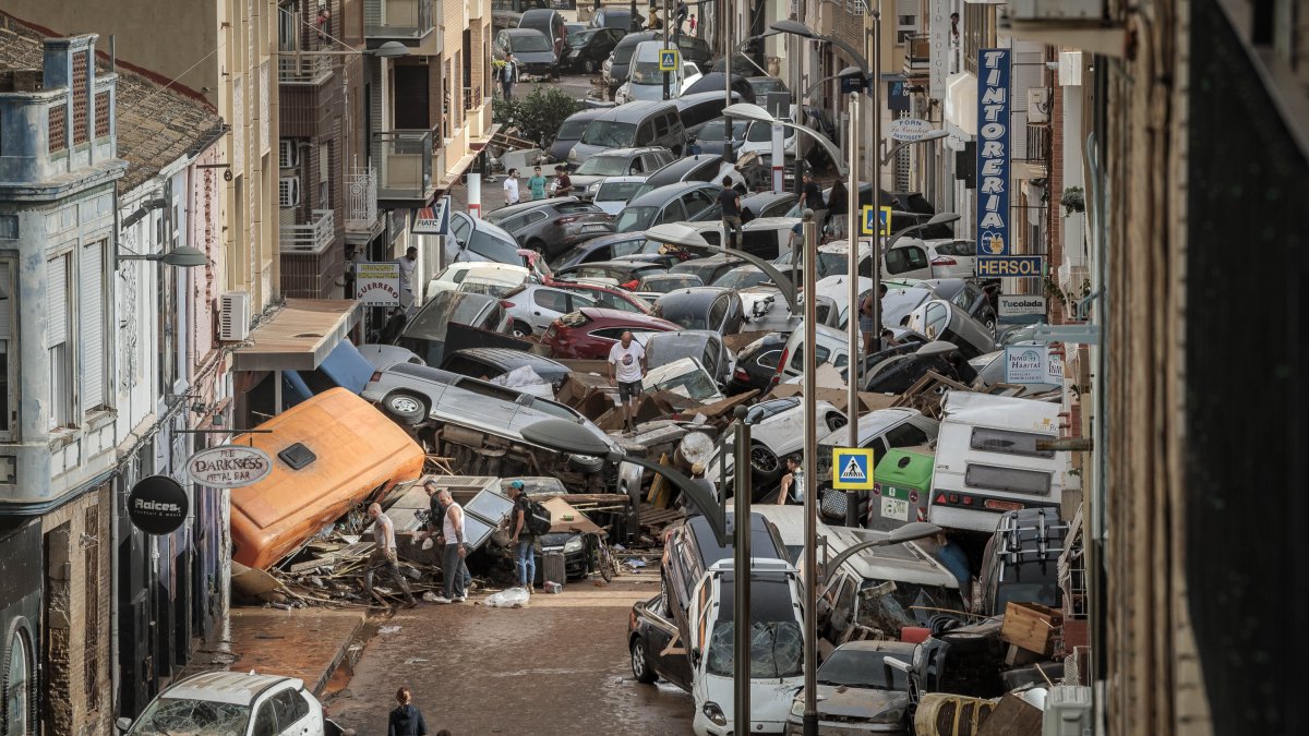 Imatge d’arxiu de vehicles amuntegats en un carrer després de les intenses pluges de la forta dana a Alfafar.