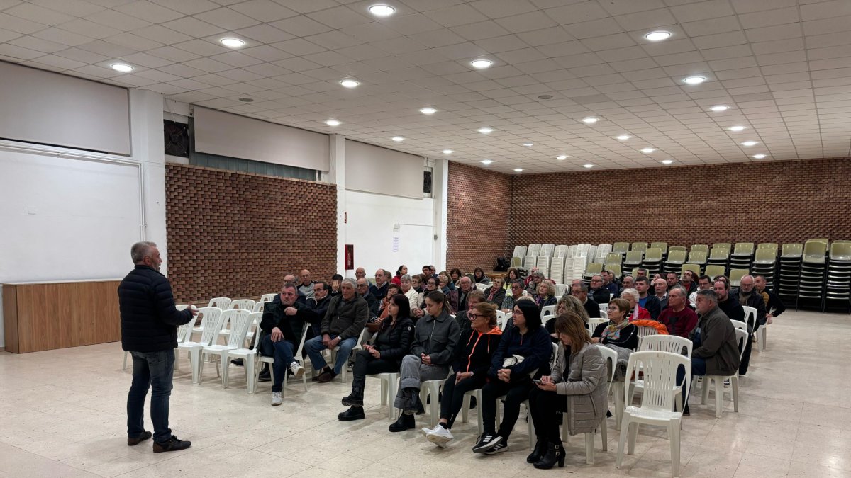 La asamblea de vecinos celebrada ayer en Sucs. - EMD DE SUCS
