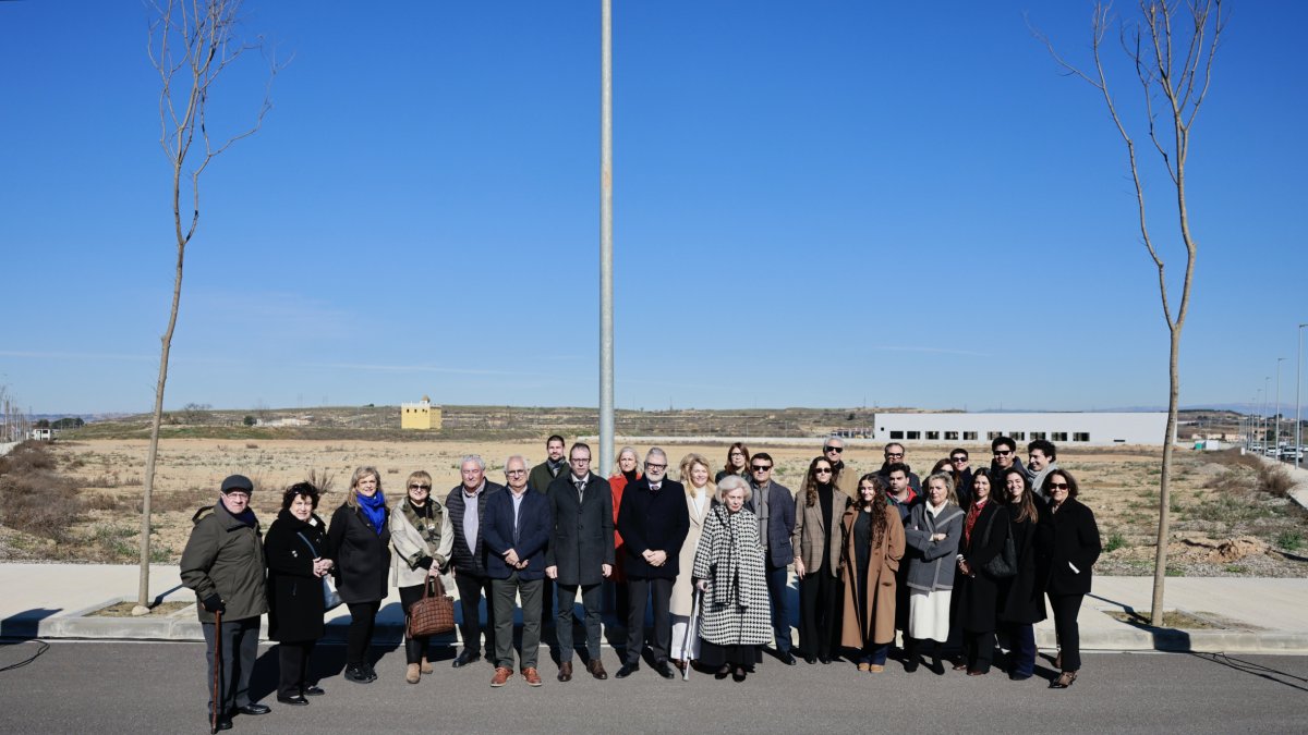Foto de família de les autoritats i familiars dels homenatjats que van participar en l’acte de descobriment de les plaques. - MARIO GASCÓN