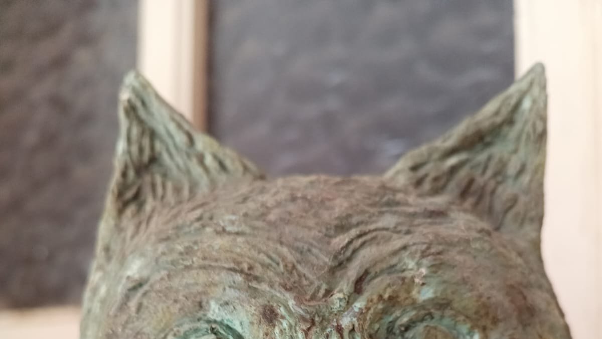 Una de les escultures. - MONESTIR DE LES AVELLANES