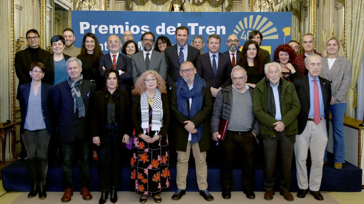 Mar Fernández (tercera por la izquierda, en la primera fila) asistió a la ceremonia de entrega en Madrid. - FUNDACIÓN DE LOS FERROCARRILES ESPAÑOLES
