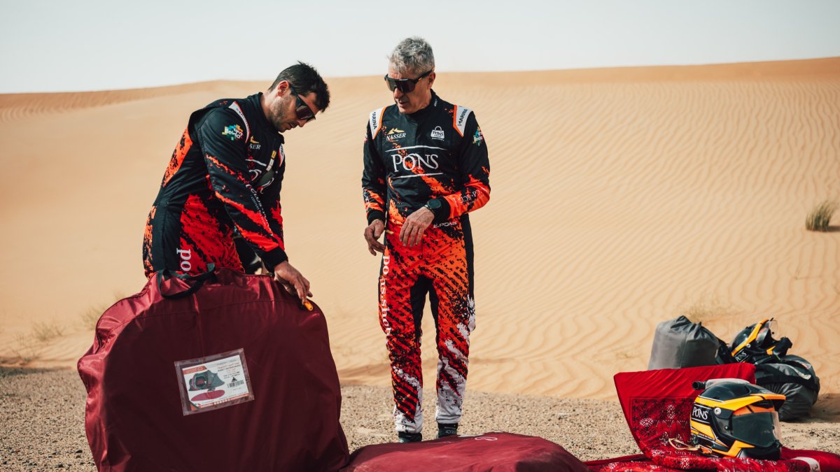 Jaume Betriu y Eduard Pons tuvieron que hacer noche en medio del desierto.