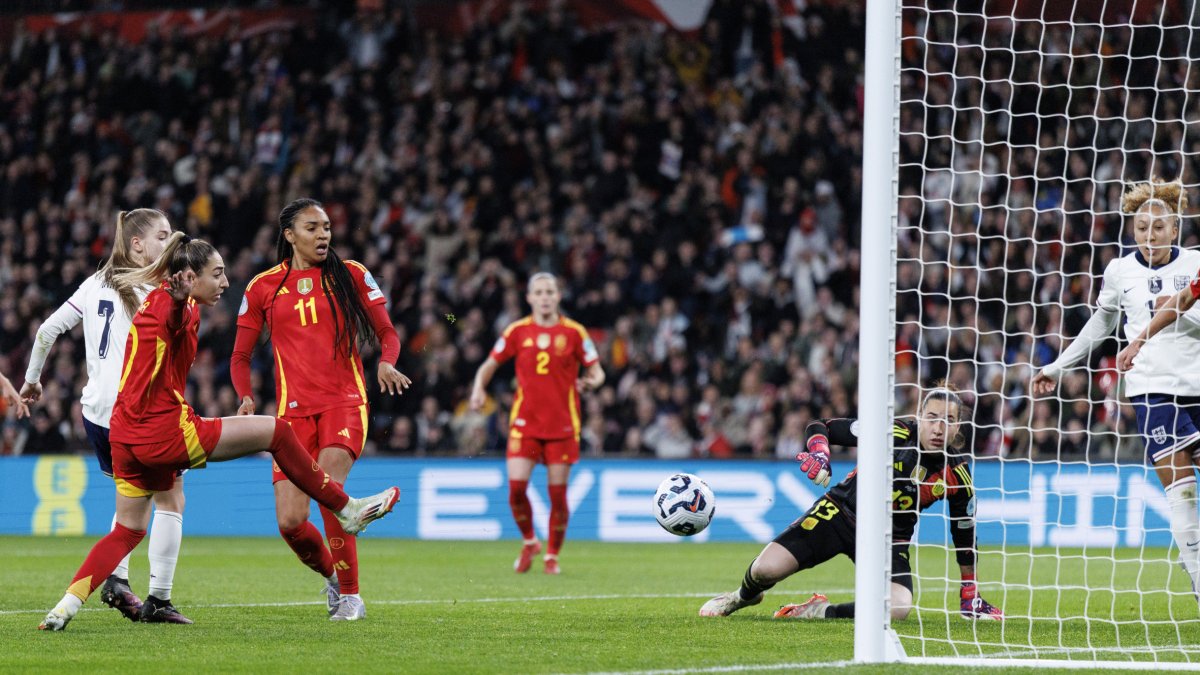 La jugadora britànica Jessica Park aconsegueix l’1-0 després de diversos errors defensius. - EFE
