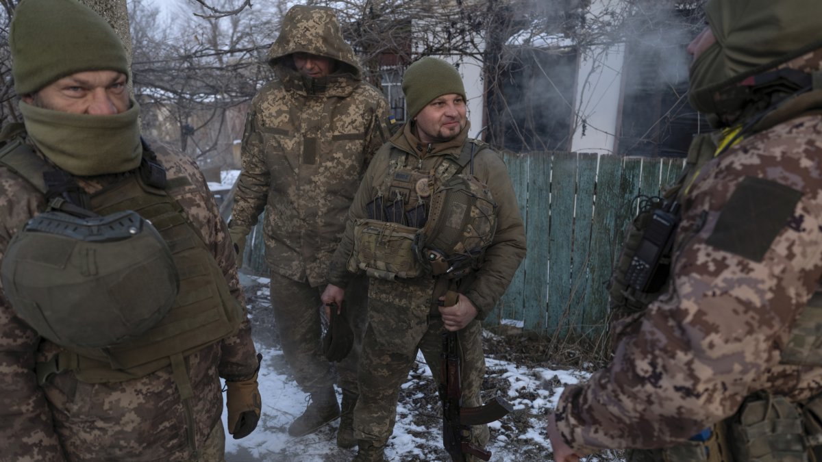 Soldats ucraïnesos al front de Donestk es preparen en previsió d’un possible avenç rus. - EFE/EPA