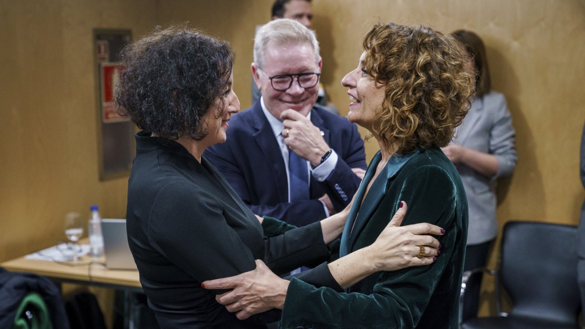 Montero abraça la consellera Romero a l’inici del Consell de Política Fiscal i Financera. - EUROPA PRESS