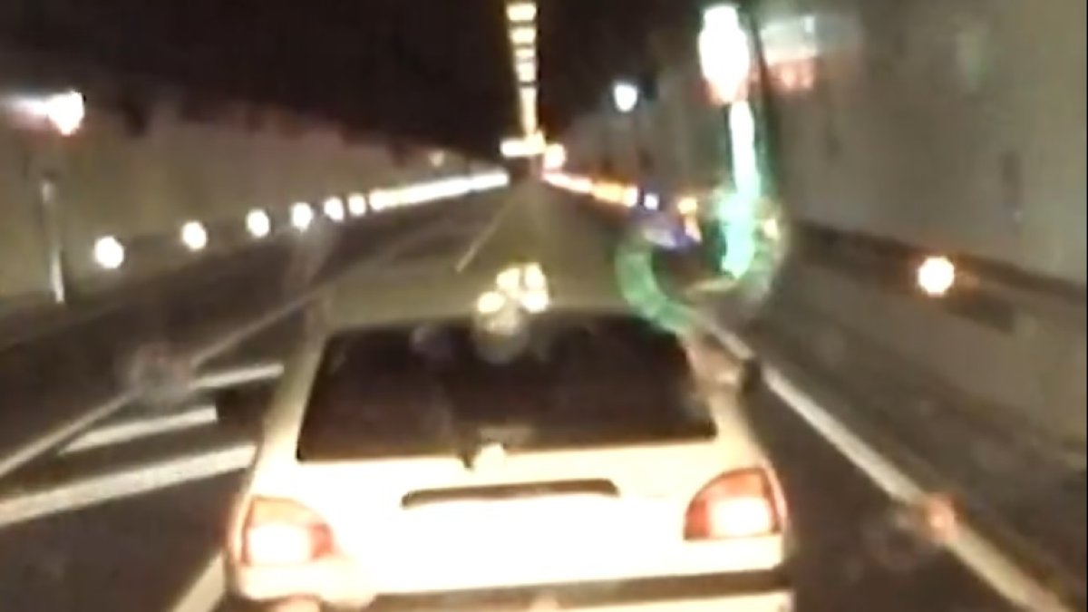 Momento en el que tiró un vaso por la ventana en el túnel. - MOSSOS D’ESQUADRA