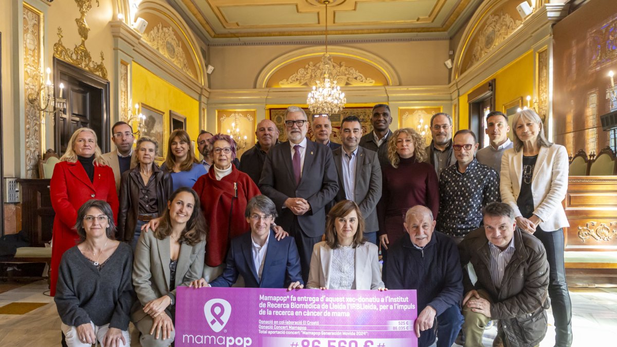 La Paeria acogió ayer la entrega del cheque al IRBLleida. - JORDI ECHEVARRIA