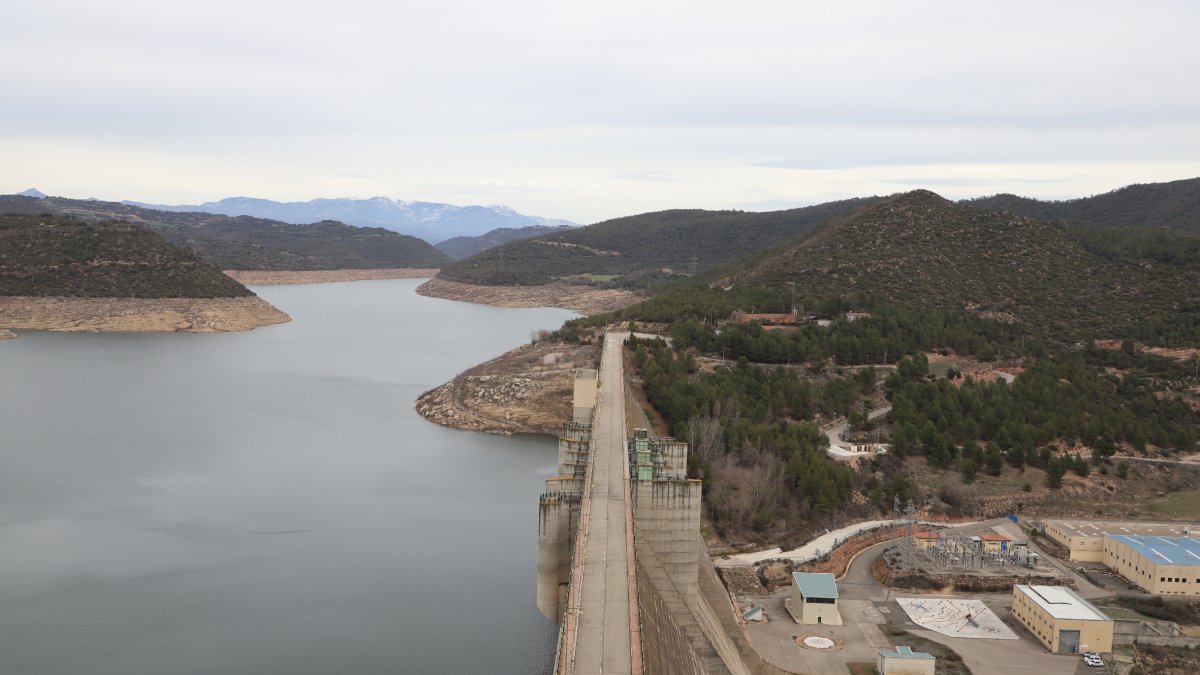 Una de les centrals venudes al gegant japonès és la que està a peu de la presa a Rialb. - SEGRE