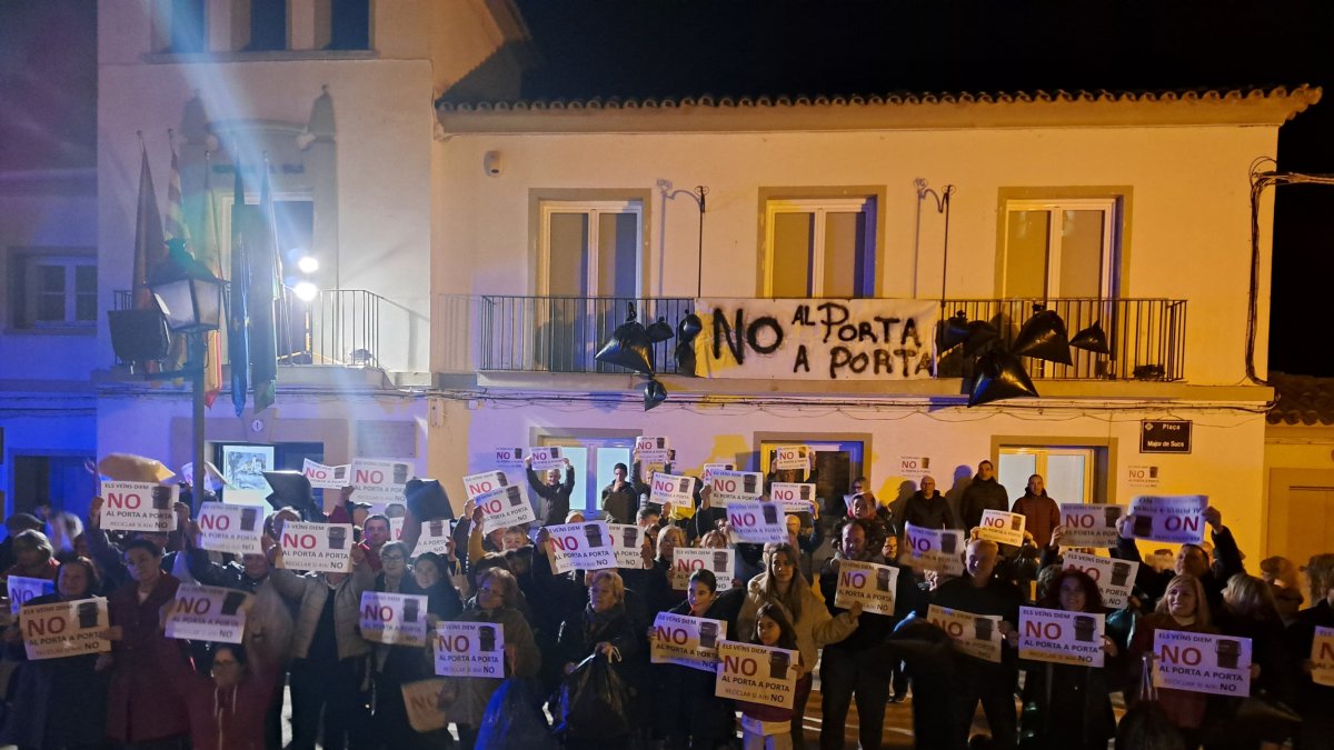 Los vecinos de Sucs, con carteles contra el puerta a puerta.