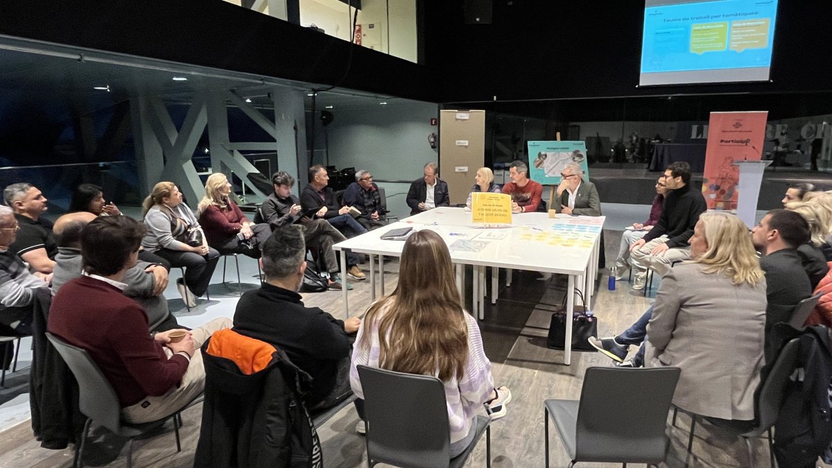 El alcalde, Fèlix Larrosa, asistió ayer al primer taller participativo para las “playas de Lleida”. - AJUNTAMENT DE LLEIDA