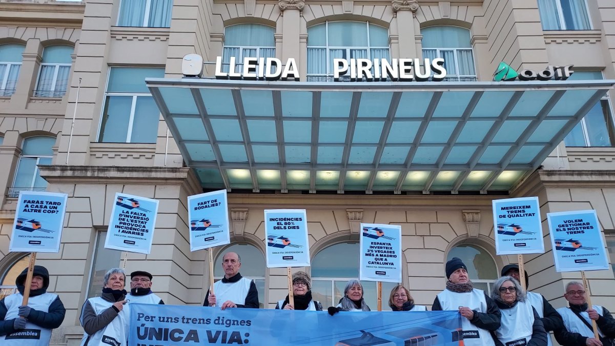 Imágenes de las protestas en la estación de Lleida y en la estación de Tàrrega - GENT GRAN ANC