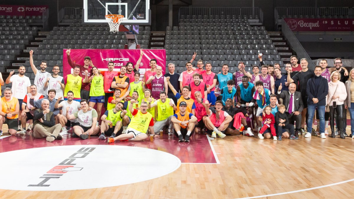 El Força Lleida va celebrar ahir al Barris Nord el tradicional 3x3 amb la participació d’aficionats, periodistes i empreses. - JAVI ENJUANES