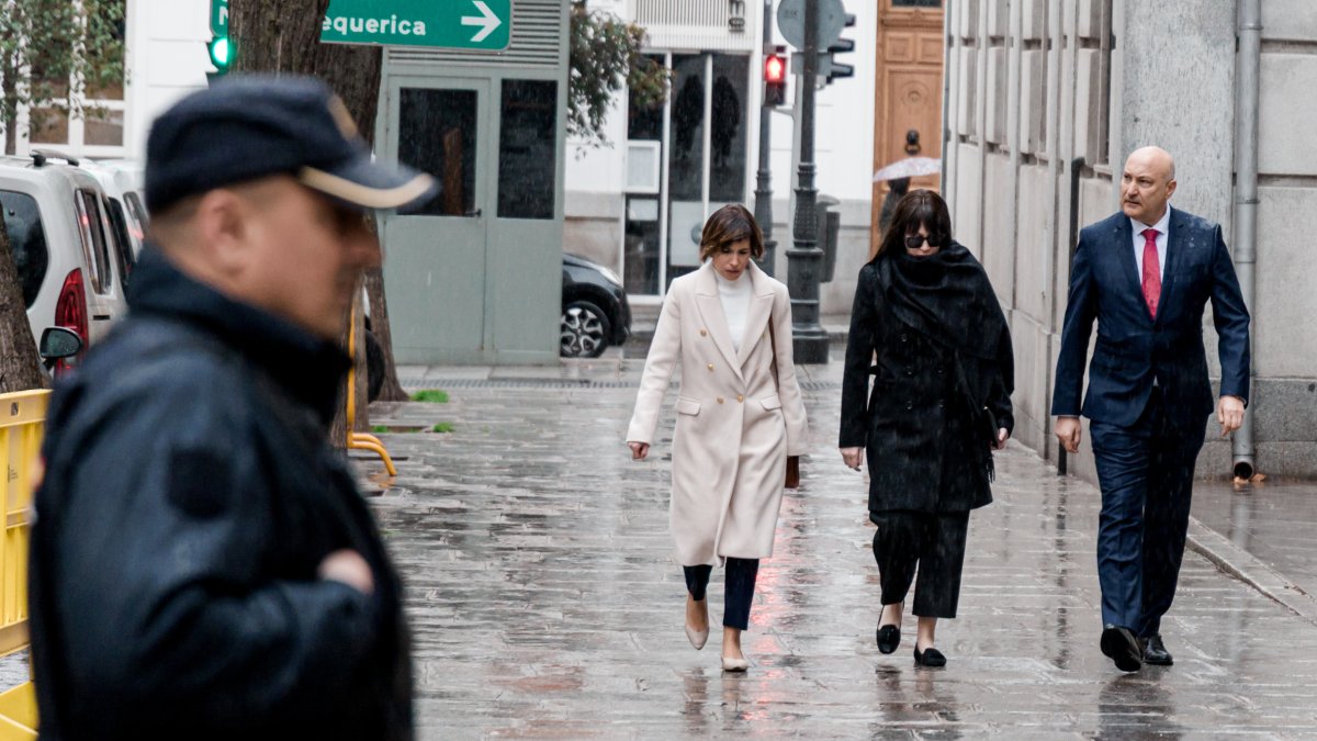 L’exnòvia d’Ábalos, amb abric negre, es dirigeix al Suprem. - CARLOS LUJÁN / EUROPA PRESS