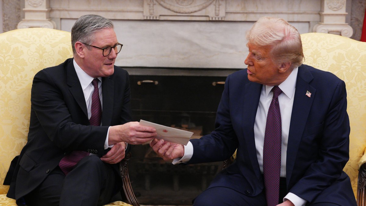 Starmer entregó ayer a Trump una carta del rey Carlos III invitándolo a una segunda visita de Estado. - EUROPA PRESS