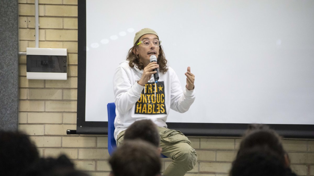El cantante de Buhos, Guillem Solé, durante su charla. - C.MARSIÑACH