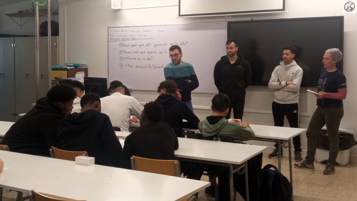 Taller sobre jóvenes migrantes en el instituto Caparrella- Alumnos del Programa de Formación e Inserción del instituto Caparrella, una parte de ellos de origen norteafricano y subsahariano, participaron en miércoles en el taller ‘Ningú és il·legal al món’, impartido por la fotoperiodista Mireia Comas y el joven de origen marroquí Ayoub Iglili, que da visibilidad a jóvenes migrantes vulnerables. - INSTITUT CAPARRELLA