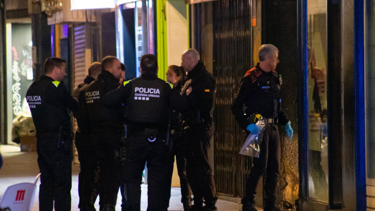 Agentes de Mossos y Urbana, anoche en el lugar del incidente.