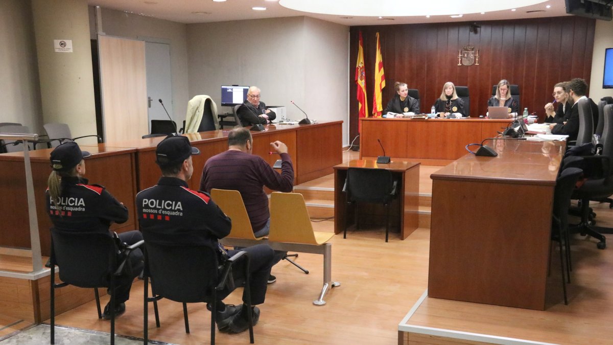 L'acusat d'intentar atropellar amb el cotxe la seva cunyada declarant a l'Audiència de Lleida.