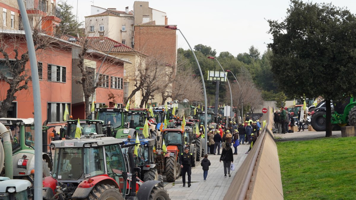 Una columna dels tractors arribats des de diferents punts de Lleida davant la seu d’Agricultura. - JORGE AGUSTÍN