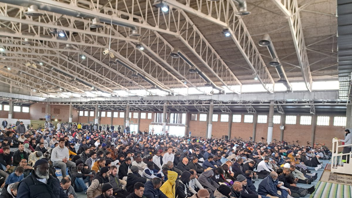 La comunidad Ibn Hazm resant al pavellón 3 de la Fira- SCD