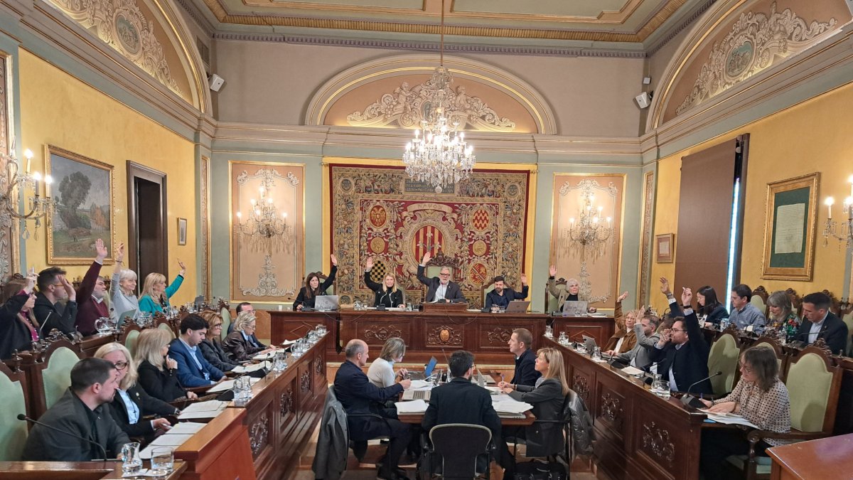 Moment en què el PSC i Junts voten a favor del nou contracte de neteja i de recollida d’escombraries. - SCD